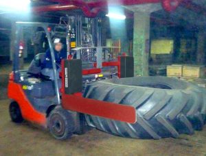 Ứng dụng càng kẹp trong nhà máy sản xuất lốp xe